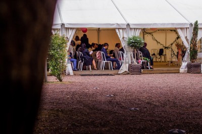 Porc entier rôti à la broche au-dessus d'un feu de bois, avec une peau dorée et croustillante.
