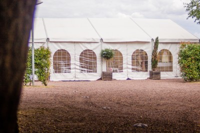Porc entier rôti à la broche au-dessus d'un feu de bois, avec une peau dorée et croustillante.
