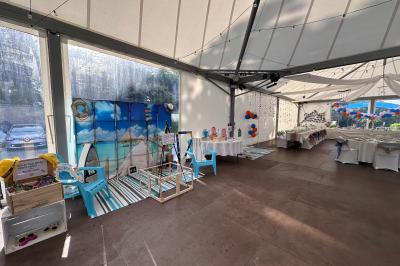 Vue d'un espace extérieur avec piscine, toboggans colorés, pelouse, bâtiment blanc et ciel dégagé.