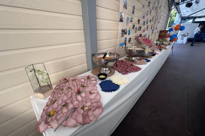 Vue d'un espace extérieur avec piscine, toboggans colorés, pelouse, bâtiment blanc et ciel dégagé.