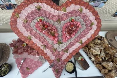 Vue d'un espace extérieur avec piscine, toboggans colorés, pelouse, bâtiment blanc et ciel dégagé.