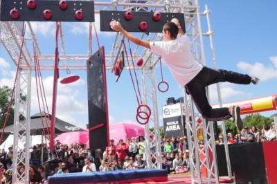 Parcours d'obstacles intérieur avec structures suspendues et ballons rouges, sous un éclairage de salle de loisirs.