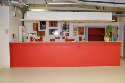 Salle de réunion avec une table rectangulaire, chaises noires, un tableau à feuilles mobiles et des décorations murales…
