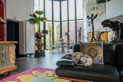 Miniature Location salle Gif-sur-Yvette (Essonne) - Villa Utopia #6 Maison contemporaine en cuivre avec grandes baies vitrées, terrasses et piscine, entourée de végétation.