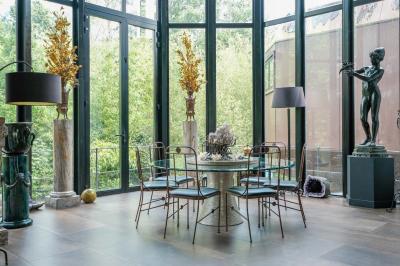 Miniature Location salle Gif-sur-Yvette (Essonne) - Villa Utopia #4 Maison contemporaine en cuivre avec grandes baies vitrées, terrasses et piscine, entourée de végétation.