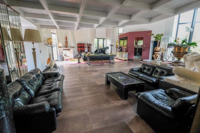 Miniature Location salle Gif-sur-Yvette (Essonne) - Villa Utopia #8 Maison contemporaine en cuivre avec grandes baies vitrées, terrasses et piscine, entourée de végétation.