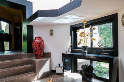 Miniature Location salle Gif-sur-Yvette (Essonne) - Villa Utopia #9 Maison contemporaine en cuivre avec grandes baies vitrées, terrasses et piscine, entourée de végétation.