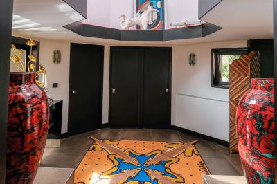 Miniature Location salle Gif-sur-Yvette (Essonne) - Villa Utopia #10 Maison contemporaine en cuivre avec grandes baies vitrées, terrasses et piscine, entourée de végétation.