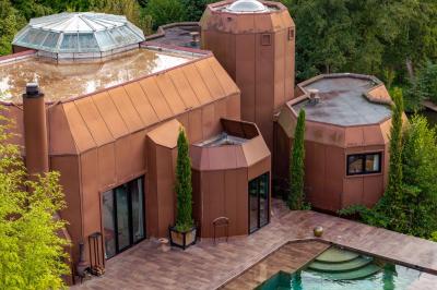 Miniature Location salle Gif-sur-Yvette (Essonne) - Villa Utopia #23 Maison contemporaine en cuivre avec grandes baies vitrées, terrasses et piscine, entourée de végétation.