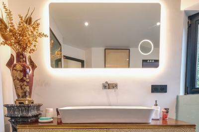 Miniature Location salle Gif-sur-Yvette (Essonne) - Villa Utopia #17 Maison contemporaine en cuivre avec grandes baies vitrées, terrasses et piscine, entourée de végétation.