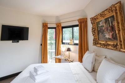 Miniature Location salle Gif-sur-Yvette (Essonne) - Villa Utopia #16 Maison contemporaine en cuivre avec grandes baies vitrées, terrasses et piscine, entourée de végétation.