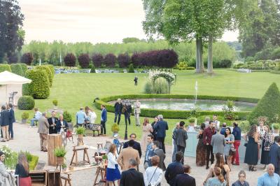 Chambre lumineuse avec lit double, parquet en bois, rideaux jaunes et bureau près d'une fenêtre.