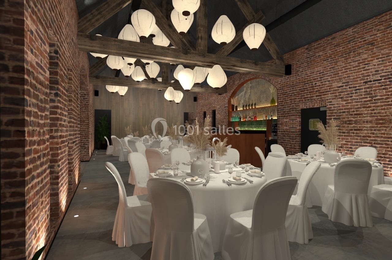Salle de réception avec murs en briques, tables rondes dressées et éclairage suspendu sous une charpente en bois.