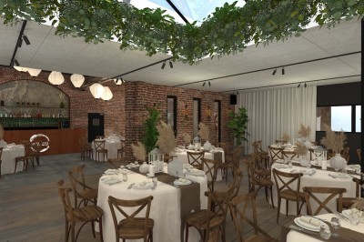 Salle de réception lumineuse avec tables rondes dressées, chaises en bois, plantes et murs en briques apparentes.