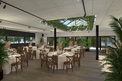 Salle de réception lumineuse avec tables rondes dressées, chaises en bois, plantes et murs en briques apparentes.