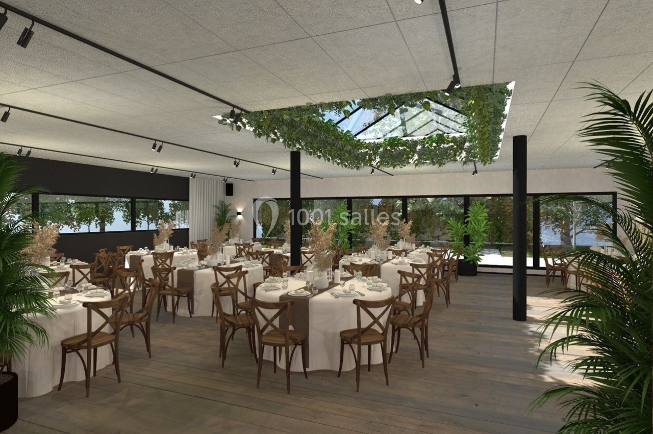 Salle de réception lumineuse avec tables rondes dressées, décorée de plantes et d'un plafond végétalisé.