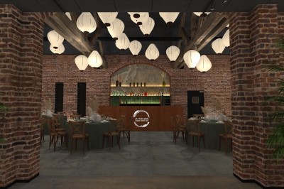 Salle de réception lumineuse avec tables rondes dressées, chaises en bois, plantes et murs en briques apparentes.