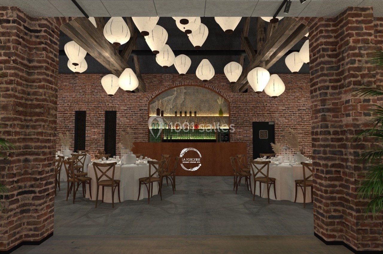 Salle de réception avec murs en briques, tables dressées et luminaires suspendus, vue sur un bar en arrière-plan.