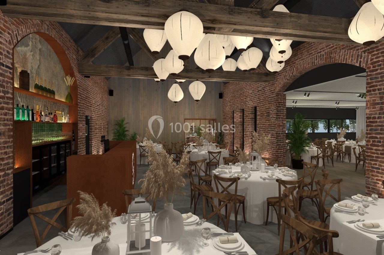 Salle de réception avec murs en briques, poutres apparentes, tables dressées et éclairage suspendu.