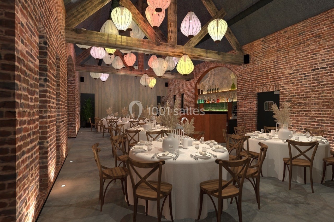 Salle de réception avec murs en briques, tables rondes dressées et plafonnier composé de lanternes suspendues.
