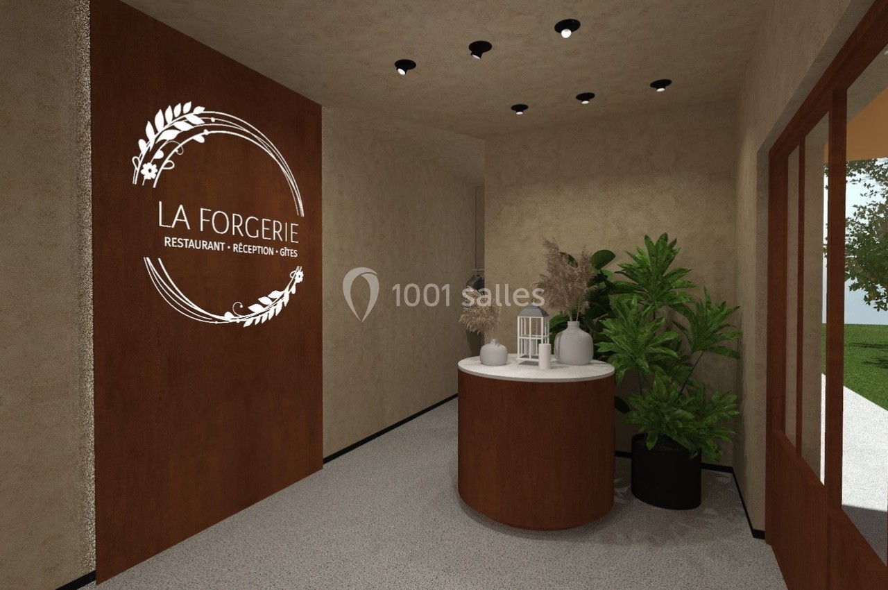 Entrée d'un restaurant avec un mur en bois portant le logo ’La Forgerie’ et une table décorée de plantes et lanternes.
