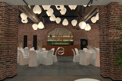 Salle de réception lumineuse avec tables rondes dressées, chaises en bois, plantes et murs en briques apparentes.