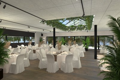 Salle de réception lumineuse avec tables rondes dressées, chaises en bois, plantes et murs en briques apparentes.