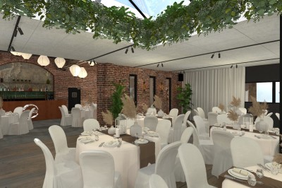 Salle de réception lumineuse avec tables rondes dressées, chaises en bois, plantes et murs en briques apparentes.