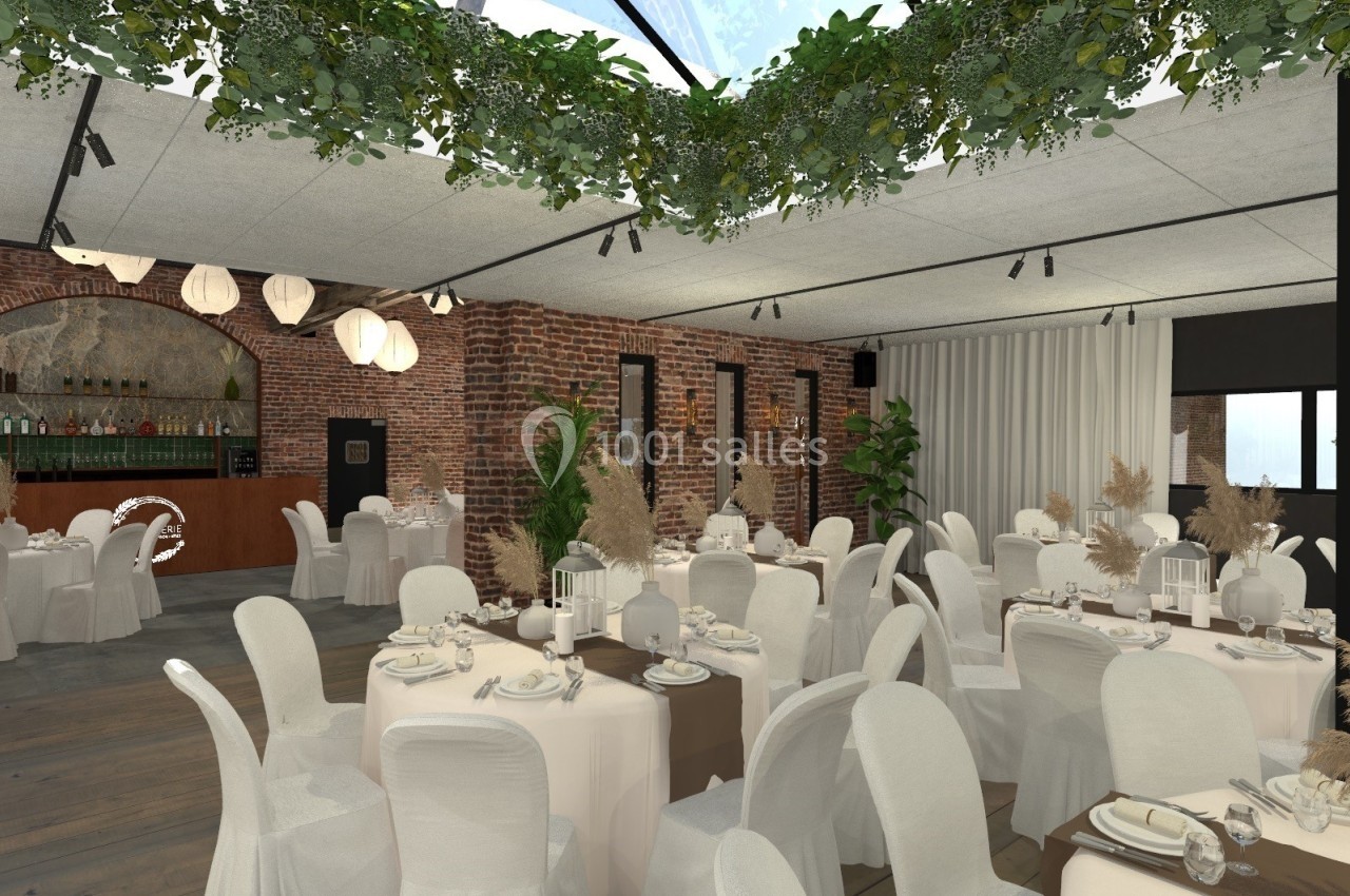 Salle de réception décorée avec des tables rondes, nappes blanches, plantes suspendues et un bar en briques apparentes.