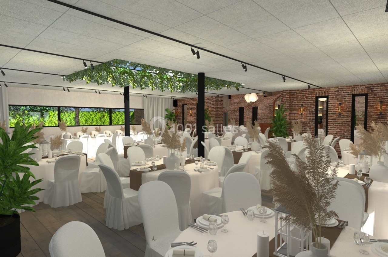 Salle de réception lumineuse avec tables rondes dressées, chaises blanches et décorations végétales.