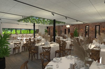 Salle de réception lumineuse avec tables rondes dressées, chaises en bois, plantes et murs en briques apparentes.