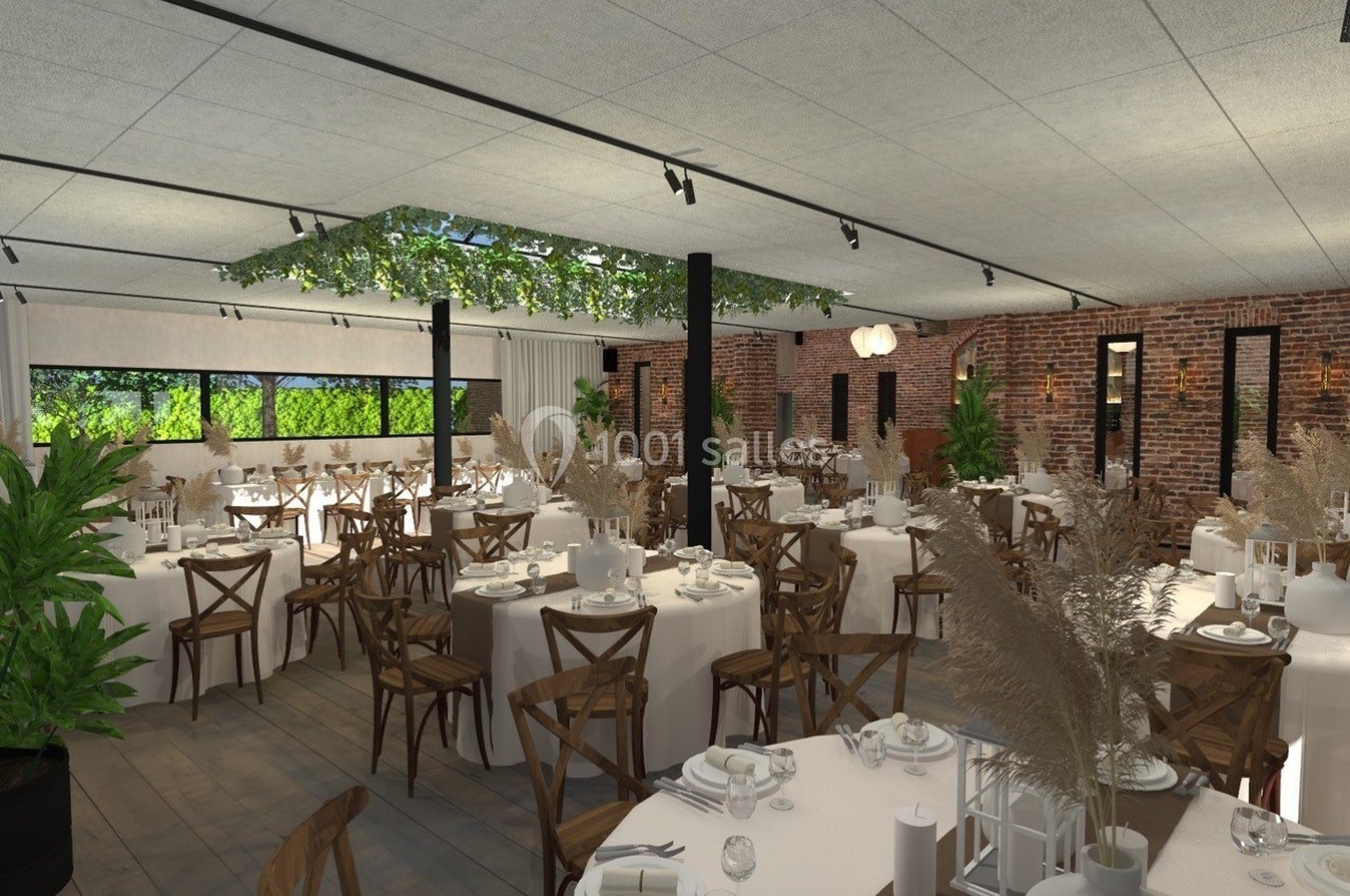 Salle de réception lumineuse avec tables rondes dressées, chaises en bois, plantes et murs en briques apparentes.