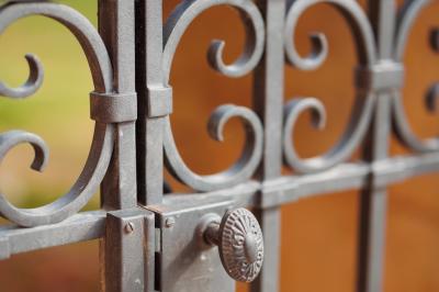 Table dressée avec nappes blanches, verres et seaux à glace, dans une salle en pierre avec de grandes fenêtres.