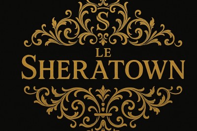 Salle de réception spacieuse avec éclairage rouge et blanc, tables décorées et chaises transparentes.