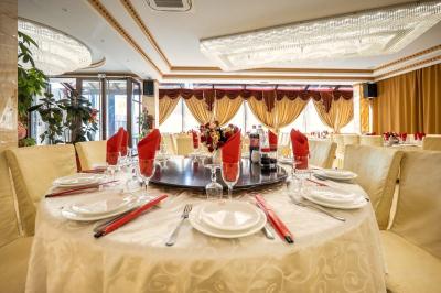 Miniature Location salle Bobigny (Seine-Saint-Denis) - Le Parisien #3 Plafond orné d'un grand lustre en cristal lumineux, entouré de moulures dorées et de spots encastrés.