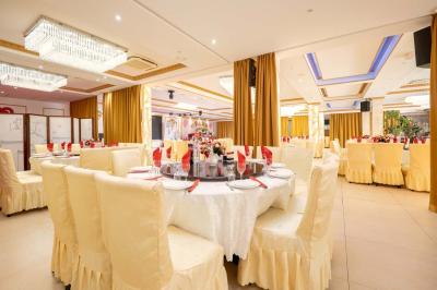 Miniature Location salle Bobigny (Seine-Saint-Denis) - Le Parisien #6 Plafond orné d'un grand lustre en cristal lumineux, entouré de moulures dorées et de spots encastrés.