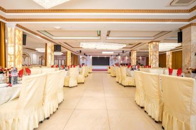 Miniature Location salle Bobigny (Seine-Saint-Denis) - Le Parisien #8 Plafond orné d'un grand lustre en cristal lumineux, entouré de moulures dorées et de spots encastrés.