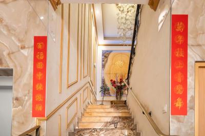 Miniature Location salle Bobigny (Seine-Saint-Denis) - Le Parisien #18 Plafond orné d'un grand lustre en cristal lumineux, entouré de moulures dorées et de spots encastrés.