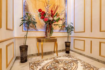 Miniature Location salle Bobigny (Seine-Saint-Denis) - Le Parisien #19 Plafond orné d'un grand lustre en cristal lumineux, entouré de moulures dorées et de spots encastrés.