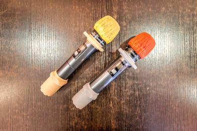 Miniature Location salle Bobigny (Seine-Saint-Denis) - Le Parisien #20 Plafond orné d'un grand lustre en cristal lumineux, entouré de moulures dorées et de spots encastrés.