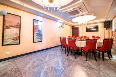 Miniature Location salle Bobigny (Seine-Saint-Denis) - Le Parisien #21 Plafond orné d'un grand lustre en cristal lumineux, entouré de moulures dorées et de spots encastrés.