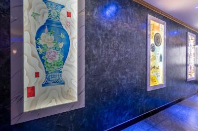 Miniature Location salle Bobigny (Seine-Saint-Denis) - Le Parisien #24 Plafond orné d'un grand lustre en cristal lumineux, entouré de moulures dorées et de spots encastrés.