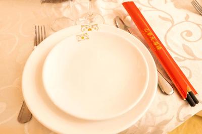 Tableaux lumineux représentant des motifs artistiques, accrochés sur un mur texturé dans un couloir éclairé.