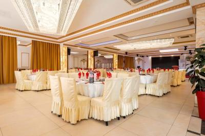 Tableaux lumineux représentant des motifs artistiques, accrochés sur un mur texturé dans un couloir éclairé.