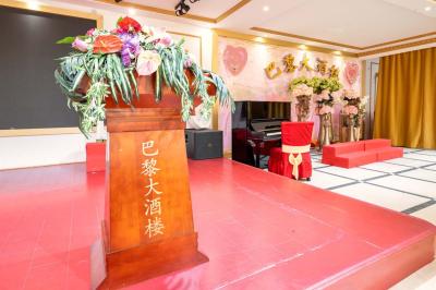 Tableaux lumineux représentant des motifs artistiques, accrochés sur un mur texturé dans un couloir éclairé.