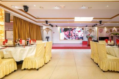 Tableaux lumineux représentant des motifs artistiques, accrochés sur un mur texturé dans un couloir éclairé.