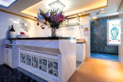 Tableaux lumineux représentant des motifs artistiques, accrochés sur un mur texturé dans un couloir éclairé.