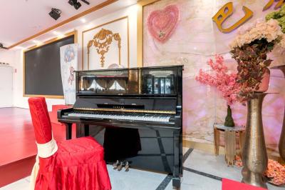 Tableaux lumineux représentant des motifs artistiques, accrochés sur un mur texturé dans un couloir éclairé.