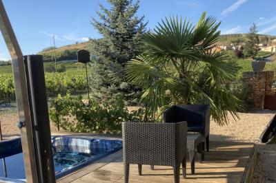 Voiture noire décorée de fleurs blanches et bleues, garée sur un parking près d'une pelouse.