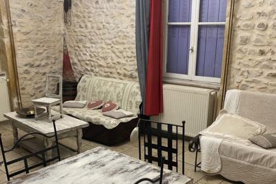 Voiture noire décorée de fleurs blanches et bleues, garée sur un parking près d'une pelouse.